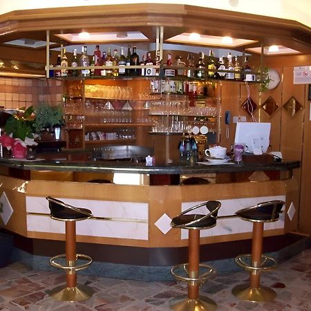 Hotel Angelini Torbole Sul Garda Bagian luar foto