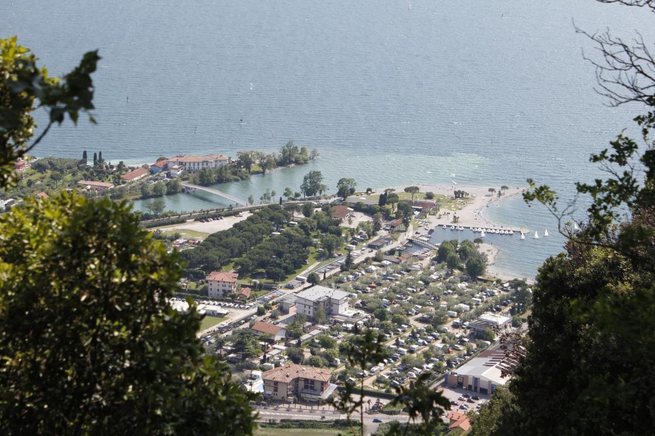 Hotel Angelini Torbole Sul Garda Bagian luar foto