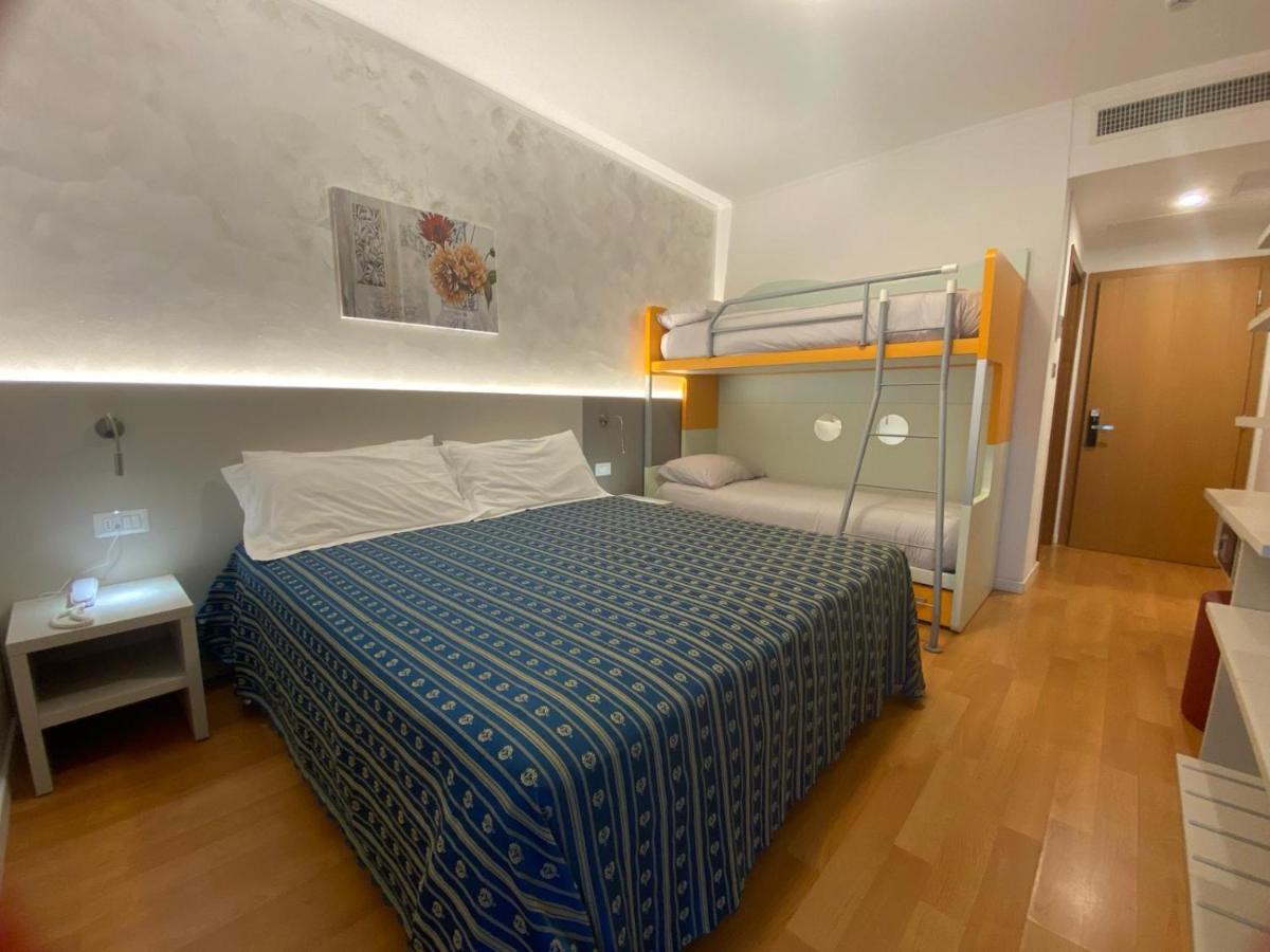 Hotel Angelini Torbole Sul Garda Bagian luar foto