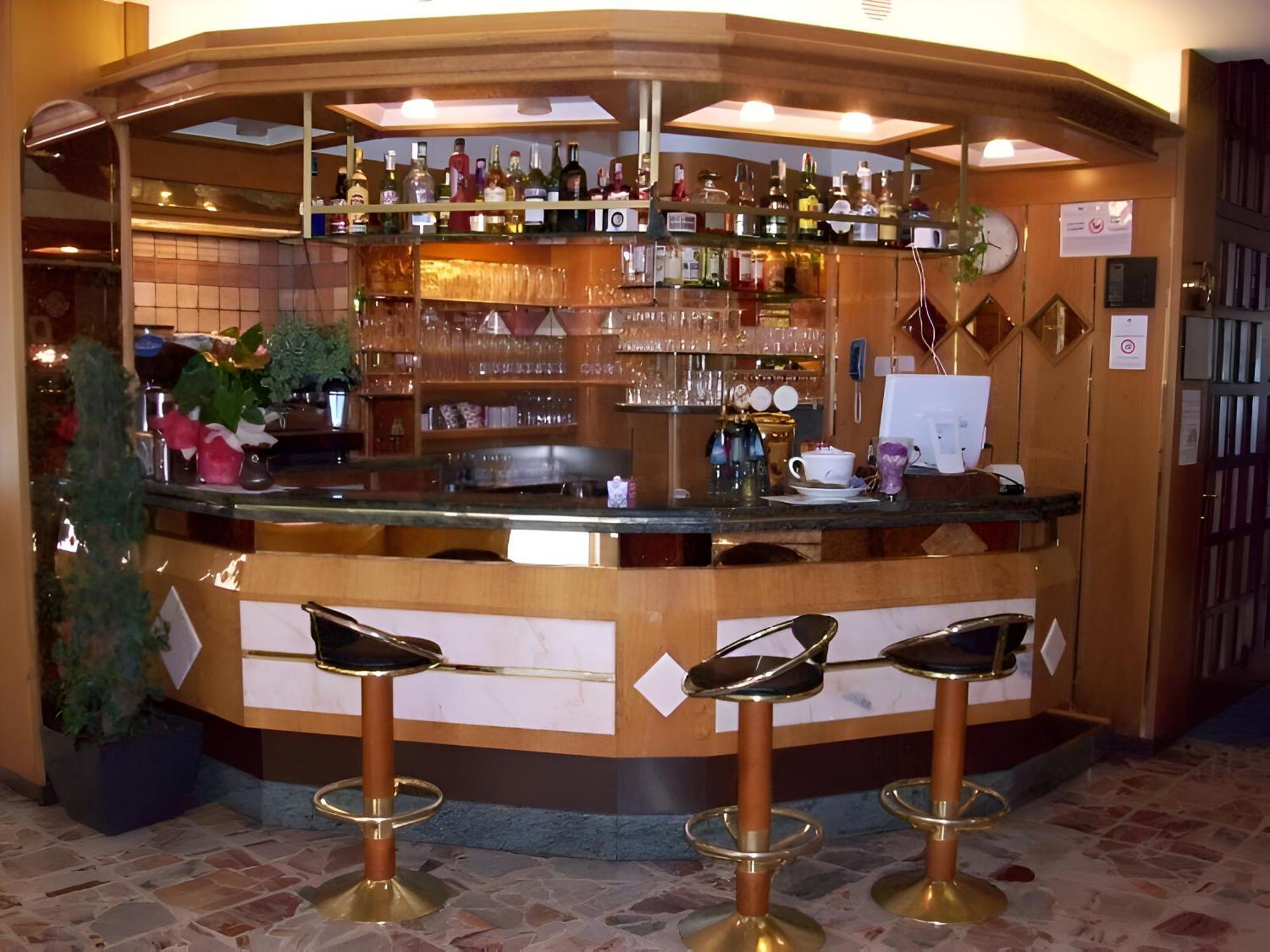 Hotel Angelini Torbole Sul Garda Bagian luar foto