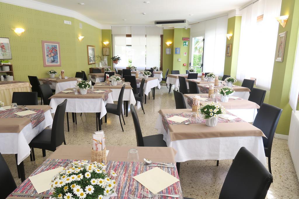 Hotel Angelini Torbole Sul Garda Bagian luar foto